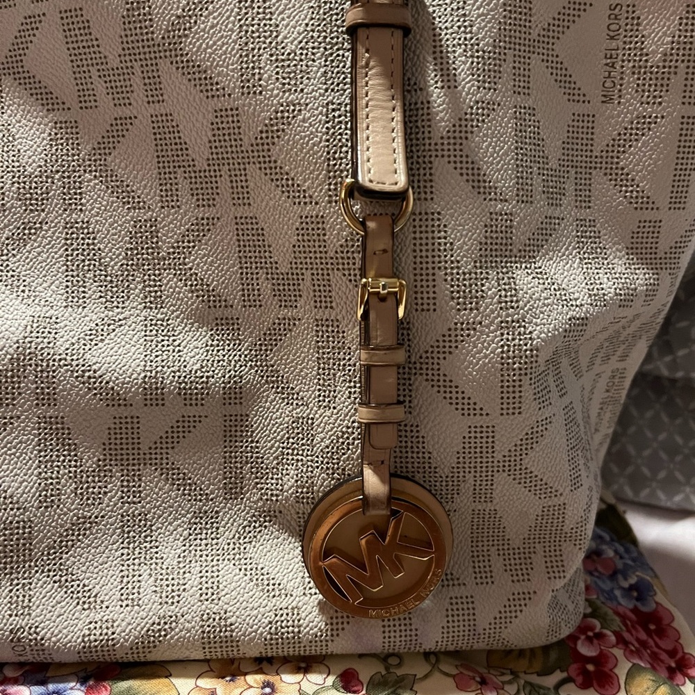 Beautiful Tote white and cream;used no scratches,no rips excellent conditions.